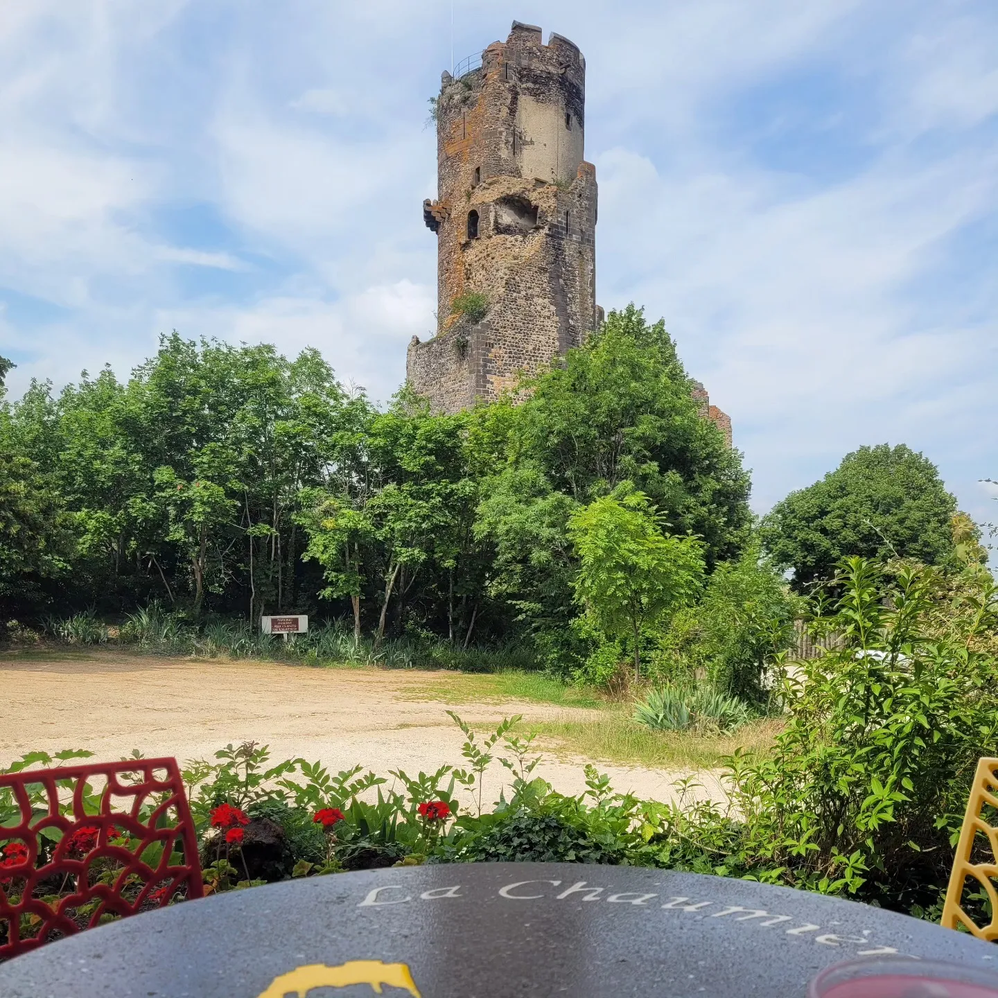 La tour du château de Tournoël vue depuis une table de la terrasse